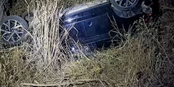 Seabra: Carro capota na BR-242, próximo ao Barreirinho