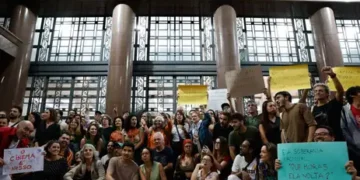 Profissionais do audiovisual protestam contra projeto que regula plataformas de streaming no Brasil