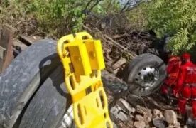 Motorista morre após caminhão capotar na BA-052, entre Morro do Chapéu e América Dourada