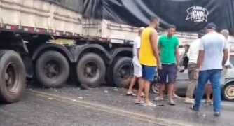 Colisão entre caminhão e carro deixa ao menos dois mortos na BR-242, em Wagner