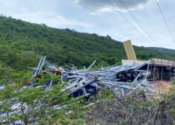 Carreta tomba na BA-148 e interrompe água e energia em distrito de Rio de Contas