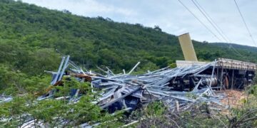 Carreta tomba na BA-148 e interrompe água e energia em distrito de Rio de Contas