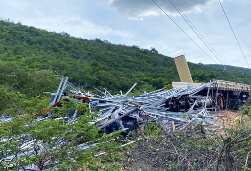 Carreta tomba na BA-148 e interrompe água e energia em distrito de Rio de Contas