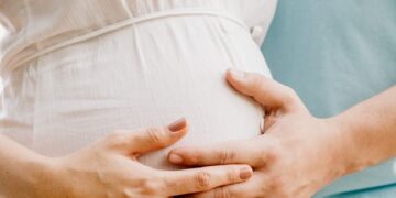 Vacina contra vírus sincicial respiratório para gestantes começa a ser distribuída