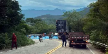 Caminhão carregado com água mineral sai da pista na Serra das Almas