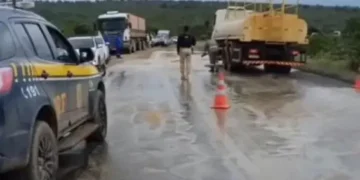 Carga de caminhão se espalha na BR-242 e causa interdição da via por nove horas