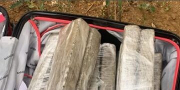 Em Palmeiras, apreende maconha e cocaína e conduz dois homens por tráfico