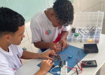 Estudantes de Jacobina criam sirene automatizada e levam inovação à escola municipal