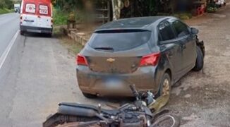 Moto e carro colidem na BR-242; acidente deixa uma pessoa ferida