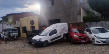 Caminhão perde freio e provoca engavetamento com quatro veículos na serra de Iramaia