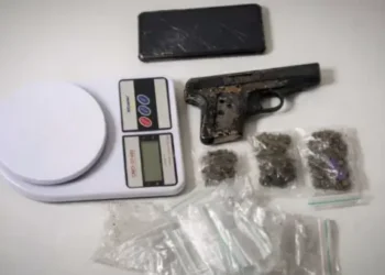 Ação policial resulta na apreensão de arma e drogas em Itaberaba