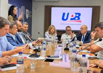Prefeitos e MP definem limites para cachês do São João 2026 em reunião na UPB