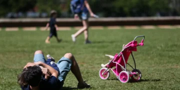 Licença-paternidade de até 20 dias é aprovada no Senado 