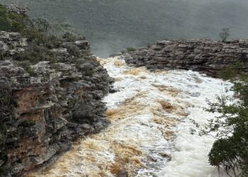 Chuvas intensas renovam paisagem e reforçam alerta de segurança na Cachoeira do Ferro Doido em Morro do Chapéu