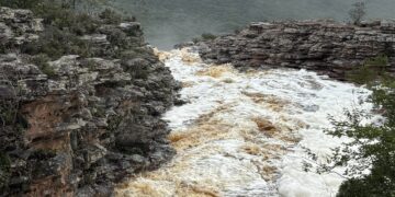 Chuvas intensas renovam paisagem e reforçam alerta de segurança na Cachoeira do Ferro Doido em Morro do Chapéu