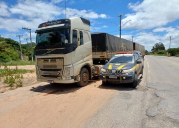 PRF flagra carga irregular com 50 toneladas de farinha durante fiscalização na BR-242, em Seabra