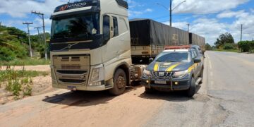 PRF flagra carga irregular com 50 toneladas de farinha durante fiscalização na BR-242, em Seabra