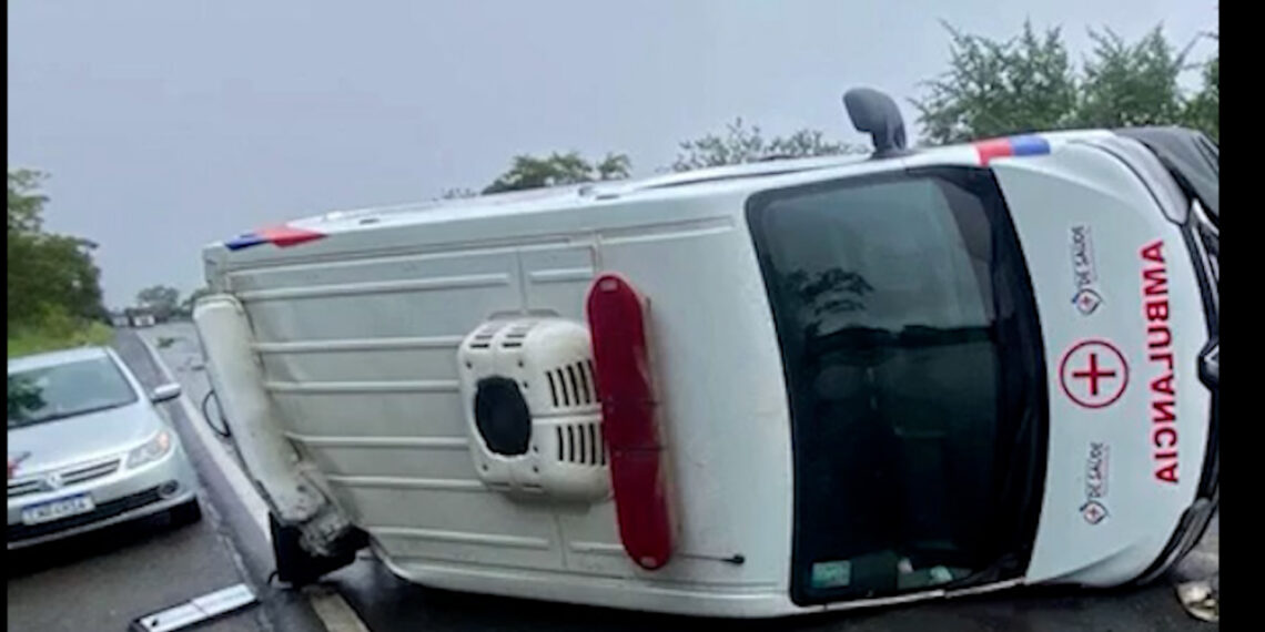 Chapada: Ambulância de Novo Horizonte capota na BR-242 após derrapar na pista