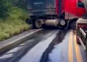 Colisão entre carretas provoca interdição parcial na BR-242