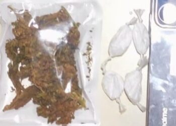 Suspeito é conduzido após apreensão de drogas em Souto Soares