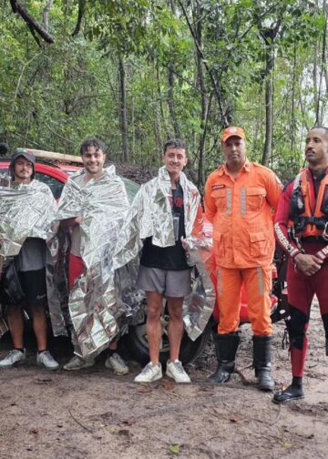 Turistas ingleses são resgatados após ficarem mais de 24 horas ilhados em trilha de Lençóis