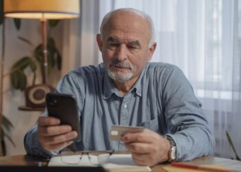 Aposentados e pensionistas do INSS podem consultar antecipação do 13º, confira datas