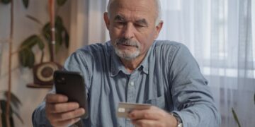 Aposentados e pensionistas do INSS podem consultar antecipação do 13º, confira datas