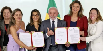 Lula sanciona leis para fortalecer combate à violência contra mulheres