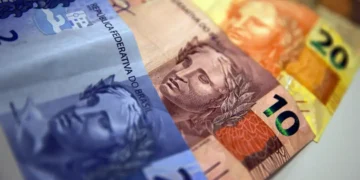 Aposentados e pensionistas do INSS começaram a receber 13º nesta sexta; veja calendário