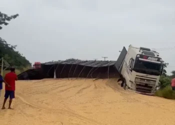 Carreta de soja tomba e interdita a BR-242 em Itaberaba