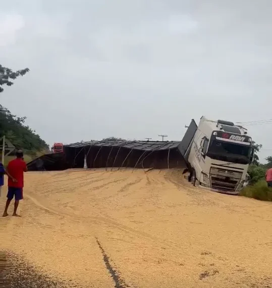 Carreta de soja tomba e interdita a BR-242 em Itaberaba