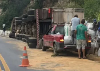 Carreta carregada com farelo de soja tomba na BR-242 em Seabra e deixa uma vítima fatal
