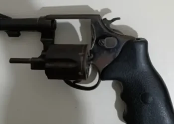 Lençóis: ação policial resulta em apreensão de revólver e prisão de suspeito em Tanquinho