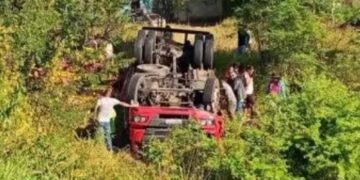 Caminhão tomba após colidir com animal na pista em Itaetê