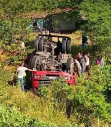 Caminhão tomba após colidir com animal na pista em Itaetê