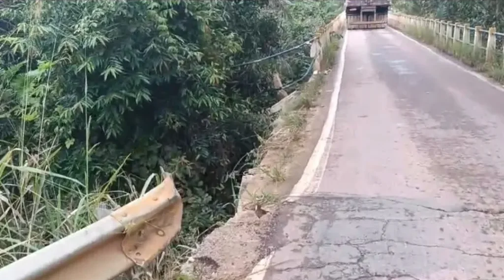 Chapada: veículo cai de ponte após acidente em Andaraí