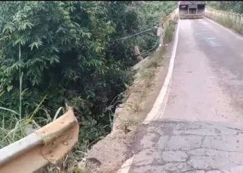 Chapada: veículo cai de ponte após acidente em Andaraí