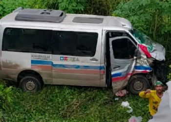 BR-242: Acidente entre van com pacientes de Iraquara e caminhonete deixa 16 feridos
