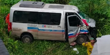 BR-242: Acidente entre van com pacientes de Iraquara e caminhonete deixa 16 feridos