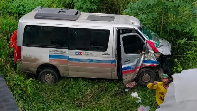BR-242: Acidente entre van com pacientes de Iraquara e caminhonete deixa 16 feridos