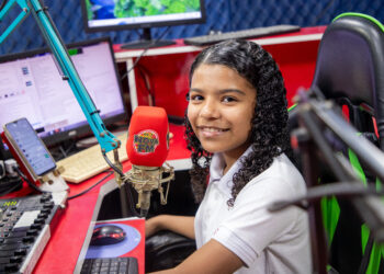 Aos 11 anos, jovem comunicadora Thaís Castro se destaca no rádio e nas redes sociais na Chapada Diamantina