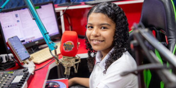 Aos 11 anos, jovem comunicadora Thaís Castro se destaca no rádio e nas redes sociais na Chapada Diamantina