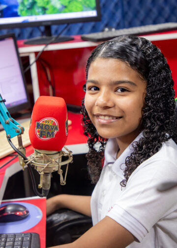 Aos 11 anos, jovem comunicadora Thaís Castro se destaca no rádio e nas redes sociais na Chapada Diamantina