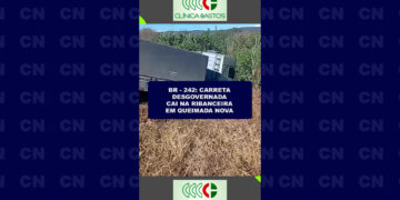 BR-242: Carreta desgovernada cai na ribanceira em Queimada Nova