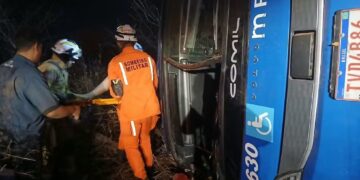 Chapada: acidente com ônibus deixa 7 mortos e 13 feridos na BR-242, que liga Iraquara a Irecê