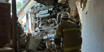 Caminhão sem controle atinge duas residências em Itaberaba