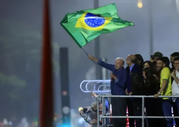 Lula é reeleito presidente do Brasil em virada histórica