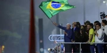 Lula é reeleito presidente do Brasil em virada histórica
