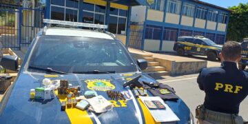 Homem é preso com arma de fogo, medicamentos ilícitos e R$ 19 mil em espécie na BR-242, em Palmeiras